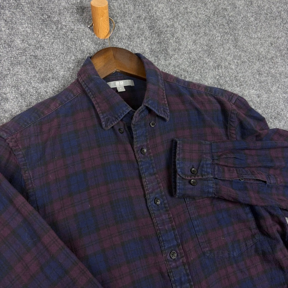 Uniqlo Mens Flannel Shirt Medium Purple Navy Blue Plaid Button Down 331-162198